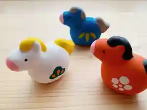 年始早々になくなってしまった開運福午(うま)ですが、何とか追加分が、この三連休に間に合いました!
松 20体
竹 20体
梅 20体
開運福午は一体一体、玩具工房の職人による手づくりです。それぞれ、松・竹・梅の文様があしらわれています
取り置きはできませんので、ご理解願います
#滑川神社
#仕事と子どもの守り神
#お正月の縁起物
#干支の置物
#開運福午