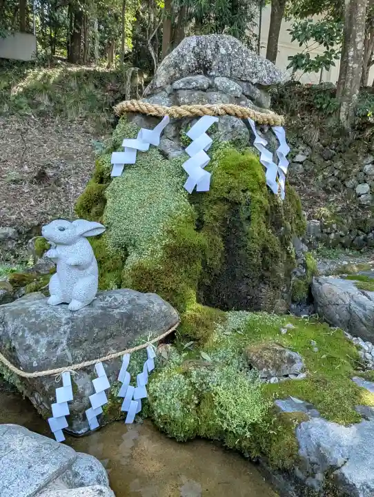 出雲大神宮の{uncategorized: "未分類", other: "その他", undefined: "問題あり", building: "その他建物", grave: "お墓", sacred_gate: "鳥居", guardian: "狛犬", statue: "像", buddha: "仏像", history: "歴史", nature: "自然", garden: "庭園", animal: "動物", pagoda: "塔", temizu: "手水舎", mountain_gate: "山門・神門", sanctuary: "本殿・本堂", subordinate: "末社・摂社", art: "芸術", scenery: "景色", jizo: "地蔵", ema: "絵馬", goshuin: "御朱印", omikuji: "おみくじ", items: "授与品その他", amulet: "お守り", goshuincho: "御朱印帳", eats: "食事", festival: "お祭り", votive_dance: "神楽", shichigosan: "七五三参", wedding: "結婚式", experience: "体験その他", initially: "初詣", around: "周辺", anti_infection: "感染症対策"}