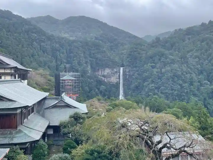 青岸渡寺の{uncategorized: "未分類", other: "その他", undefined: "問題あり", building: "その他建物", grave: "お墓", sacred_gate: "鳥居", guardian: "狛犬", statue: "像", buddha: "仏像", history: "歴史", nature: "自然", garden: "庭園", animal: "動物", pagoda: "塔", temizu: "手水舎", mountain_gate: "山門・神門", sanctuary: "本殿・本堂", subordinate: "末社・摂社", art: "芸術", scenery: "景色", jizo: "地蔵", ema: "絵馬", goshuin: "御朱印", omikuji: "おみくじ", items: "授与品その他", amulet: "お守り", goshuincho: "御朱印帳", eats: "食事", festival: "お祭り", votive_dance: "神楽", shichigosan: "七五三参", wedding: "結婚式", experience: "体験その他", initially: "初詣", around: "周辺", anti_infection: "感染症対策"}