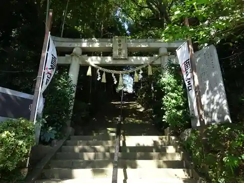 座間神社の鳥居