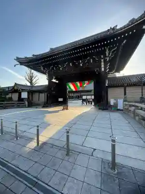 本願寺（西本願寺）の{uncategorized: "未分類", other: "その他", undefined: "問題あり", building: "その他建物", grave: "お墓", sacred_gate: "鳥居", guardian: "狛犬", statue: "像", buddha: "仏像", history: "歴史", nature: "自然", garden: "庭園", animal: "動物", pagoda: "塔", temizu: "手水舎", mountain_gate: "山門・神門", sanctuary: "本殿・本堂", subordinate: "末社・摂社", art: "芸術", scenery: "景色", jizo: "地蔵", ema: "絵馬", goshuin: "御朱印", omikuji: "おみくじ", items: "授与品その他", amulet: "お守り", goshuincho: "御朱印帳", eats: "食事", festival: "お祭り", votive_dance: "神楽", shichigosan: "七五三参", wedding: "結婚式", experience: "体験その他", initially: "初詣", around: "周辺", anti_infection: "感染症対策"}