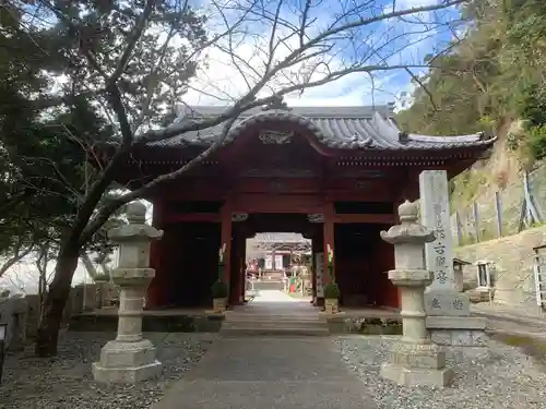 那古寺の山門