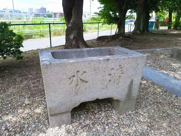 神明社の手水舎