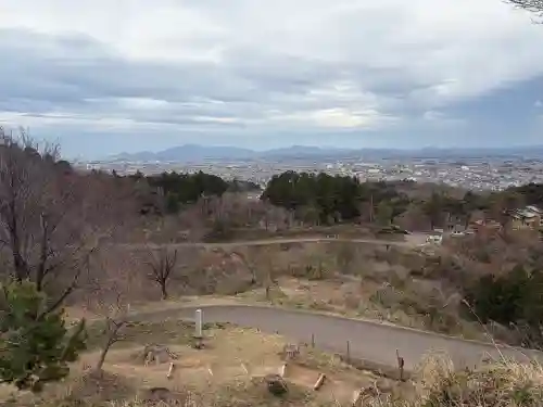 春日山神社の{uncategorized: "未分類", other: "その他", undefined: "問題あり", building: "その他建物", grave: "お墓", sacred_gate: "鳥居", guardian: "狛犬", statue: "像", buddha: "仏像", history: "歴史", nature: "自然", garden: "庭園", animal: "動物", pagoda: "塔", temizu: "手水舎", mountain_gate: "山門・神門", sanctuary: "本殿・本堂", subordinate: "末社・摂社", art: "芸術", scenery: "景色", jizo: "地蔵", ema: "絵馬", goshuin: "御朱印", omikuji: "おみくじ", items: "授与品その他", amulet: "お守り", goshuincho: "御朱印帳", eats: "食事", festival: "お祭り", votive_dance: "神楽", shichigosan: "七五三参", wedding: "結婚式", experience: "体験その他", initially: "初詣", around: "周辺", anti_infection: "感染症対策"}