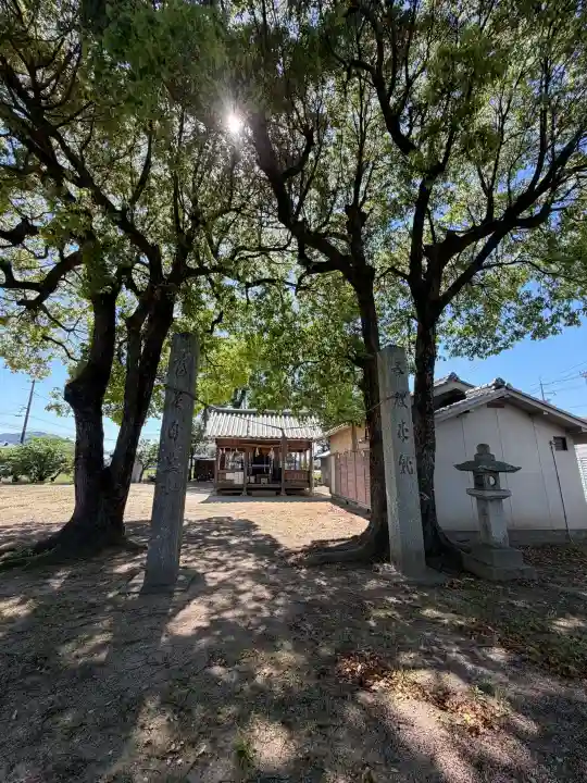 十三軒屋荒神社の{uncategorized: "未分類", other: "その他", undefined: "問題あり", building: "その他建物", grave: "お墓", sacred_gate: "鳥居", guardian: "狛犬", statue: "像", buddha: "仏像", history: "歴史", nature: "自然", garden: "庭園", animal: "動物", pagoda: "塔", temizu: "手水舎", mountain_gate: "山門・神門", sanctuary: "本殿・本堂", subordinate: "末社・摂社", art: "芸術", scenery: "景色", jizo: "地蔵", ema: "絵馬", goshuin: "御朱印", omikuji: "おみくじ", items: "授与品その他", amulet: "お守り", goshuincho: "御朱印帳", eats: "食事", festival: "お祭り", votive_dance: "神楽", shichigosan: "七五三参", wedding: "結婚式", experience: "体験その他", initially: "初詣", around: "周辺", anti_infection: "感染症対策"}