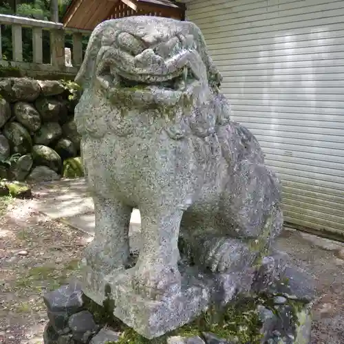 宇奈月神社の狛犬