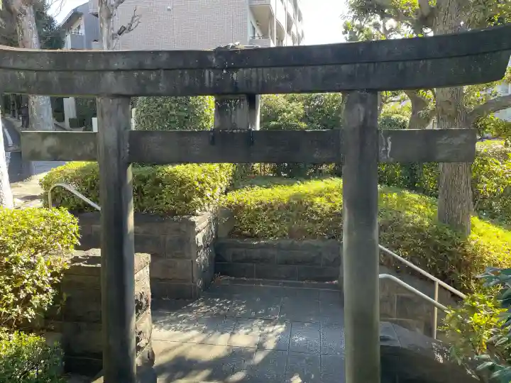 白鳥稲荷大明神の{uncategorized: "未分類", other: "その他", undefined: "問題あり", building: "その他建物", grave: "お墓", sacred_gate: "鳥居", guardian: "狛犬", statue: "像", buddha: "仏像", history: "歴史", nature: "自然", garden: "庭園", animal: "動物", pagoda: "塔", temizu: "手水舎", mountain_gate: "山門・神門", sanctuary: "本殿・本堂", subordinate: "末社・摂社", art: "芸術", scenery: "景色", jizo: "地蔵", ema: "絵馬", goshuin: "御朱印", omikuji: "おみくじ", items: "授与品その他", amulet: "お守り", goshuincho: "御朱印帳", eats: "食事", festival: "お祭り", votive_dance: "神楽", shichigosan: "七五三参", wedding: "結婚式", experience: "体験その他", initially: "初詣", around: "周辺", anti_infection: "感染症対策"}