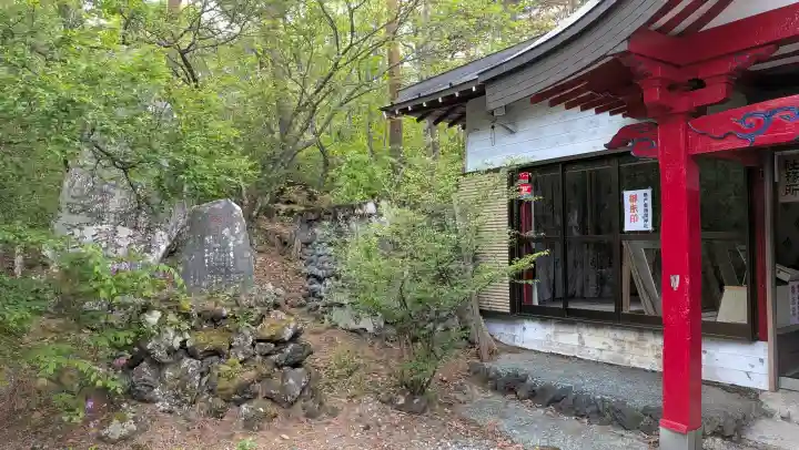 無戸室浅間神社(船津胎内神社)の{uncategorized: "未分類", other: "その他", undefined: "問題あり", building: "その他建物", grave: "お墓", sacred_gate: "鳥居", guardian: "狛犬", statue: "像", buddha: "仏像", history: "歴史", nature: "自然", garden: "庭園", animal: "動物", pagoda: "塔", temizu: "手水舎", mountain_gate: "山門・神門", sanctuary: "本殿・本堂", subordinate: "末社・摂社", art: "芸術", scenery: "景色", jizo: "地蔵", ema: "絵馬", goshuin: "御朱印", omikuji: "おみくじ", items: "授与品その他", amulet: "お守り", goshuincho: "御朱印帳", eats: "食事", festival: "お祭り", votive_dance: "神楽", shichigosan: "七五三参", wedding: "結婚式", experience: "体験その他", initially: "初詣", around: "周辺", anti_infection: "感染症対策"}