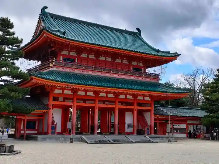 平安神宮の{uncategorized: "未分類", other: "その他", undefined: "問題あり", building: "その他建物", grave: "お墓", sacred_gate: "鳥居", guardian: "狛犬", statue: "像", buddha: "仏像", history: "歴史", nature: "自然", garden: "庭園", animal: "動物", pagoda: "塔", temizu: "手水舎", mountain_gate: "山門・神門", sanctuary: "本殿・本堂", subordinate: "末社・摂社", art: "芸術", scenery: "景色", jizo: "地蔵", ema: "絵馬", goshuin: "御朱印", omikuji: "おみくじ", items: "授与品その他", amulet: "お守り", goshuincho: "御朱印帳", eats: "食事", festival: "お祭り", votive_dance: "神楽", shichigosan: "七五三参", wedding: "結婚式", experience: "体験その他", initially: "初詣", around: "周辺", anti_infection: "感染症対策"}