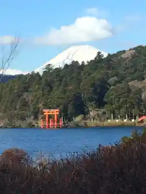 箱根神社の{uncategorized: "未分類", other: "その他", undefined: "問題あり", building: "その他建物", grave: "お墓", sacred_gate: "鳥居", guardian: "狛犬", statue: "像", buddha: "仏像", history: "歴史", nature: "自然", garden: "庭園", animal: "動物", pagoda: "塔", temizu: "手水舎", mountain_gate: "山門・神門", sanctuary: "本殿・本堂", subordinate: "末社・摂社", art: "芸術", scenery: "景色", jizo: "地蔵", ema: "絵馬", goshuin: "御朱印", omikuji: "おみくじ", items: "授与品その他", amulet: "お守り", goshuincho: "御朱印帳", eats: "食事", festival: "お祭り", votive_dance: "神楽", shichigosan: "七五三参", wedding: "結婚式", experience: "体験その他", initially: "初詣", around: "周辺", anti_infection: "感染症対策"}