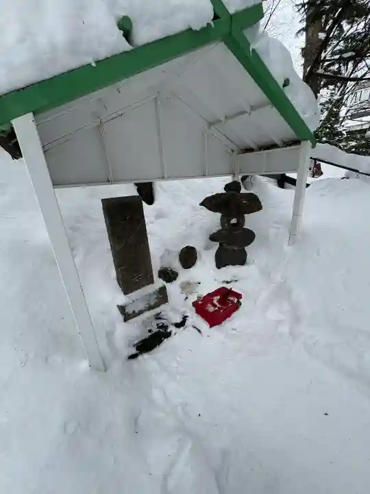 白石神社の{uncategorized: "未分類", other: "その他", undefined: "問題あり", building: "その他建物", grave: "お墓", sacred_gate: "鳥居", guardian: "狛犬", statue: "像", buddha: "仏像", history: "歴史", nature: "自然", garden: "庭園", animal: "動物", pagoda: "塔", temizu: "手水舎", mountain_gate: "山門・神門", sanctuary: "本殿・本堂", subordinate: "末社・摂社", art: "芸術", scenery: "景色", jizo: "地蔵", ema: "絵馬", goshuin: "御朱印", omikuji: "おみくじ", items: "授与品その他", amulet: "お守り", goshuincho: "御朱印帳", eats: "食事", festival: "お祭り", votive_dance: "神楽", shichigosan: "七五三参", wedding: "結婚式", experience: "体験その他", initially: "初詣", around: "周辺", anti_infection: "感染症対策"}