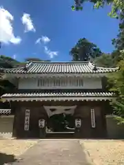 目の霊山　油山寺の山門