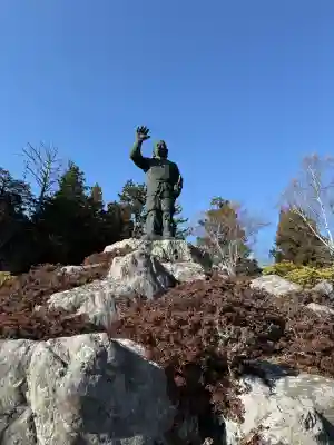 三峯神社の{uncategorized: "未分類", other: "その他", undefined: "問題あり", building: "その他建物", grave: "お墓", sacred_gate: "鳥居", guardian: "狛犬", statue: "像", buddha: "仏像", history: "歴史", nature: "自然", garden: "庭園", animal: "動物", pagoda: "塔", temizu: "手水舎", mountain_gate: "山門・神門", sanctuary: "本殿・本堂", subordinate: "末社・摂社", art: "芸術", scenery: "景色", jizo: "地蔵", ema: "絵馬", goshuin: "御朱印", omikuji: "おみくじ", items: "授与品その他", amulet: "お守り", goshuincho: "御朱印帳", eats: "食事", festival: "お祭り", votive_dance: "神楽", shichigosan: "七五三参", wedding: "結婚式", experience: "体験その他", initially: "初詣", around: "周辺", anti_infection: "感染症対策"}