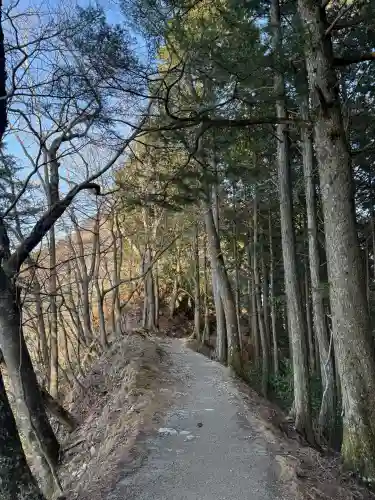 三峯神社奥宮の{uncategorized: "未分類", other: "その他", undefined: "問題あり", building: "その他建物", grave: "お墓", sacred_gate: "鳥居", guardian: "狛犬", statue: "像", buddha: "仏像", history: "歴史", nature: "自然", garden: "庭園", animal: "動物", pagoda: "塔", temizu: "手水舎", mountain_gate: "山門・神門", sanctuary: "本殿・本堂", subordinate: "末社・摂社", art: "芸術", scenery: "景色", jizo: "地蔵", ema: "絵馬", goshuin: "御朱印", omikuji: "おみくじ", items: "授与品その他", amulet: "お守り", goshuincho: "御朱印帳", eats: "食事", festival: "お祭り", votive_dance: "神楽", shichigosan: "七五三参", wedding: "結婚式", experience: "体験その他", initially: "初詣", around: "周辺", anti_infection: "感染症対策"}