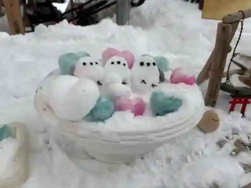 札幌諏訪神社の{uncategorized: "未分類", other: "その他", undefined: "問題あり", building: "その他建物", grave: "お墓", sacred_gate: "鳥居", guardian: "狛犬", statue: "像", buddha: "仏像", history: "歴史", nature: "自然", garden: "庭園", animal: "動物", pagoda: "塔", temizu: "手水舎", mountain_gate: "山門・神門", sanctuary: "本殿・本堂", subordinate: "末社・摂社", art: "芸術", scenery: "景色", jizo: "地蔵", ema: "絵馬", goshuin: "御朱印", omikuji: "おみくじ", items: "授与品その他", amulet: "お守り", goshuincho: "御朱印帳", eats: "食事", festival: "お祭り", votive_dance: "神楽", shichigosan: "七五三参", wedding: "結婚式", experience: "体験その他", initially: "初詣", around: "周辺", anti_infection: "感染症対策"}