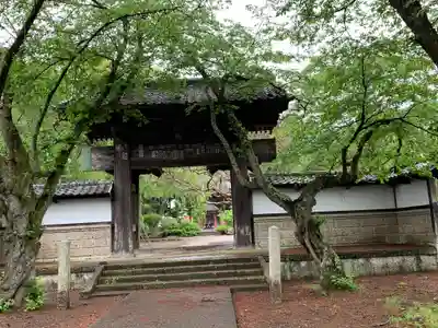 崇真寺(開運犬り切不動尊)の山門・神門
