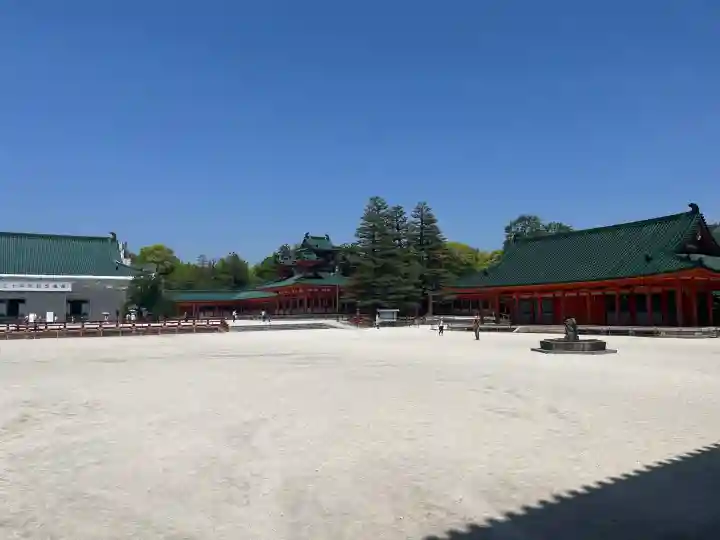平安神宮の{uncategorized: "未分類", other: "その他", undefined: "問題あり", building: "その他建物", grave: "お墓", sacred_gate: "鳥居", guardian: "狛犬", statue: "像", buddha: "仏像", history: "歴史", nature: "自然", garden: "庭園", animal: "動物", pagoda: "塔", temizu: "手水舎", mountain_gate: "山門・神門", sanctuary: "本殿・本堂", subordinate: "末社・摂社", art: "芸術", scenery: "景色", jizo: "地蔵", ema: "絵馬", goshuin: "御朱印", omikuji: "おみくじ", items: "授与品その他", amulet: "お守り", goshuincho: "御朱印帳", eats: "食事", festival: "お祭り", votive_dance: "神楽", shichigosan: "七五三参", wedding: "結婚式", experience: "体験その他", initially: "初詣", around: "周辺", anti_infection: "感染症対策"}