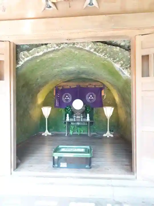 銭洗弁財天宇賀福神社の{uncategorized: "未分類", other: "その他", undefined: "問題あり", building: "その他建物", grave: "お墓", sacred_gate: "鳥居", guardian: "狛犬", statue: "像", buddha: "仏像", history: "歴史", nature: "自然", garden: "庭園", animal: "動物", pagoda: "塔", temizu: "手水舎", mountain_gate: "山門・神門", sanctuary: "本殿・本堂", subordinate: "末社・摂社", art: "芸術", scenery: "景色", jizo: "地蔵", ema: "絵馬", goshuin: "御朱印", omikuji: "おみくじ", items: "授与品その他", amulet: "お守り", goshuincho: "御朱印帳", eats: "食事", festival: "お祭り", votive_dance: "神楽", shichigosan: "七五三参", wedding: "結婚式", experience: "体験その他", initially: "初詣", around: "周辺", anti_infection: "感染症対策"}