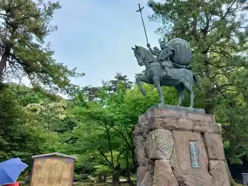 尾山神社の像