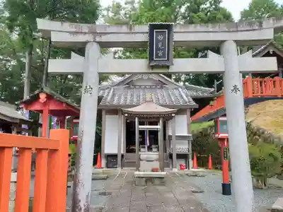 王地山まけきらい稲荷の末社・摂社