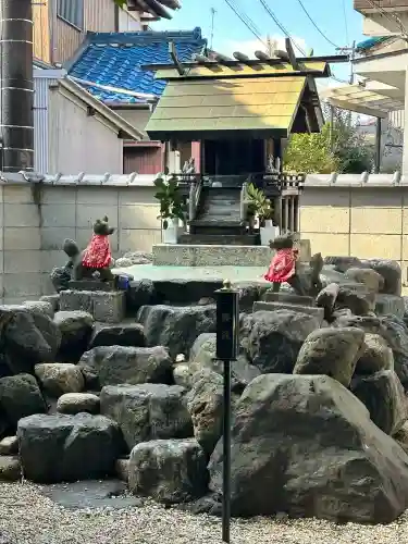玉三稲荷神社の{uncategorized: "未分類", other: "その他", undefined: "問題あり", building: "その他建物", grave: "お墓", sacred_gate: "鳥居", guardian: "狛犬", statue: "像", buddha: "仏像", history: "歴史", nature: "自然", garden: "庭園", animal: "動物", pagoda: "塔", temizu: "手水舎", mountain_gate: "山門・神門", sanctuary: "本殿・本堂", subordinate: "末社・摂社", art: "芸術", scenery: "景色", jizo: "地蔵", ema: "絵馬", goshuin: "御朱印", omikuji: "おみくじ", items: "授与品その他", amulet: "お守り", goshuincho: "御朱印帳", eats: "食事", festival: "お祭り", votive_dance: "神楽", shichigosan: "七五三参", wedding: "結婚式", experience: "体験その他", initially: "初詣", around: "周辺", anti_infection: "感染症対策"}