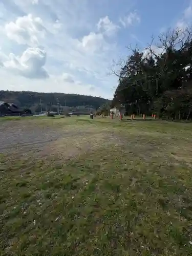 六所神社の{uncategorized: "未分類", other: "その他", undefined: "問題あり", building: "その他建物", grave: "お墓", sacred_gate: "鳥居", guardian: "狛犬", statue: "像", buddha: "仏像", history: "歴史", nature: "自然", garden: "庭園", animal: "動物", pagoda: "塔", temizu: "手水舎", mountain_gate: "山門・神門", sanctuary: "本殿・本堂", subordinate: "末社・摂社", art: "芸術", scenery: "景色", jizo: "地蔵", ema: "絵馬", goshuin: "御朱印", omikuji: "おみくじ", items: "授与品その他", amulet: "お守り", goshuincho: "御朱印帳", eats: "食事", festival: "お祭り", votive_dance: "神楽", shichigosan: "七五三参", wedding: "結婚式", experience: "体験その他", initially: "初詣", around: "周辺", anti_infection: "感染症対策"}