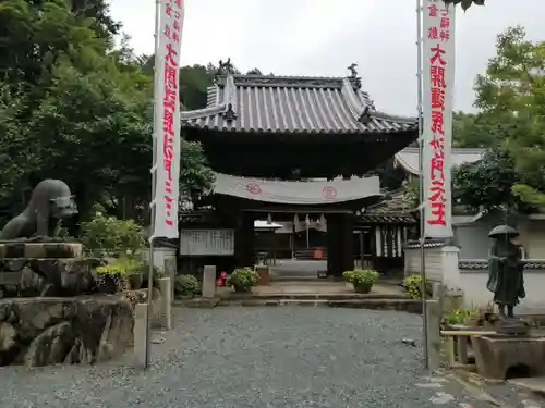 安養寺の山門