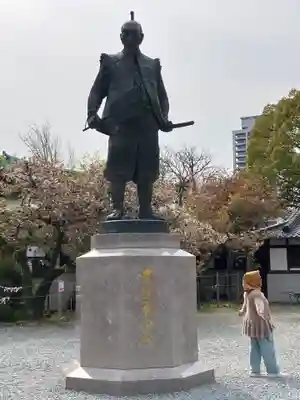豊國神社の像
