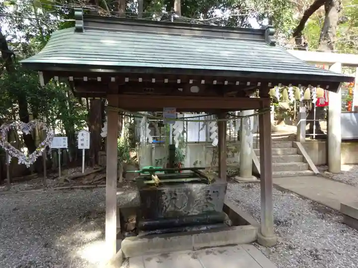 座間神社の手水舎