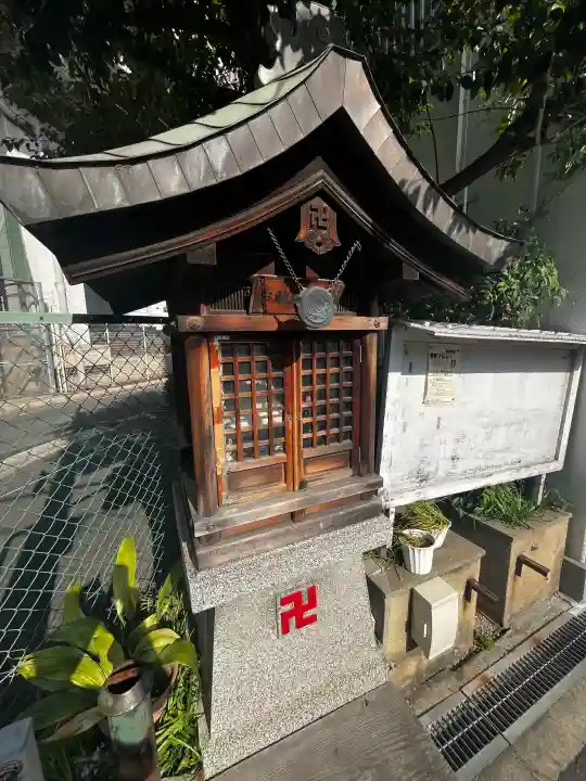お助地蔵尊の{uncategorized: "未分類", other: "その他", undefined: "問題あり", building: "その他建物", grave: "お墓", sacred_gate: "鳥居", guardian: "狛犬", statue: "像", buddha: "仏像", history: "歴史", nature: "自然", garden: "庭園", animal: "動物", pagoda: "塔", temizu: "手水舎", mountain_gate: "山門・神門", sanctuary: "本殿・本堂", subordinate: "末社・摂社", art: "芸術", scenery: "景色", jizo: "地蔵", ema: "絵馬", goshuin: "御朱印", omikuji: "おみくじ", items: "授与品その他", amulet: "お守り", goshuincho: "御朱印帳", eats: "食事", festival: "お祭り", votive_dance: "神楽", shichigosan: "七五三参", wedding: "結婚式", experience: "体験その他", initially: "初詣", around: "周辺", anti_infection: "感染症対策"}