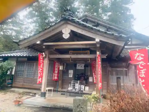 金城寺の本殿