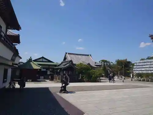 西新井大師総持寺の本殿・本堂