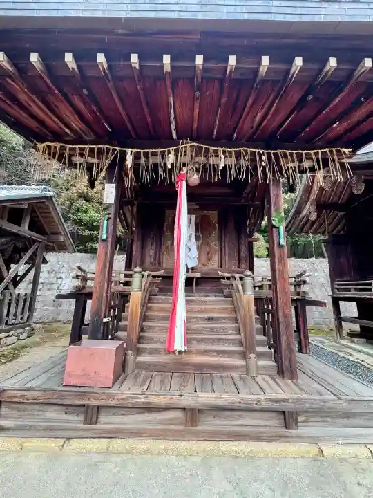 石座神社の{uncategorized: "未分類", other: "その他", undefined: "問題あり", building: "その他建物", grave: "お墓", sacred_gate: "鳥居", guardian: "狛犬", statue: "像", buddha: "仏像", history: "歴史", nature: "自然", garden: "庭園", animal: "動物", pagoda: "塔", temizu: "手水舎", mountain_gate: "山門・神門", sanctuary: "本殿・本堂", subordinate: "末社・摂社", art: "芸術", scenery: "景色", jizo: "地蔵", ema: "絵馬", goshuin: "御朱印", omikuji: "おみくじ", items: "授与品その他", amulet: "お守り", goshuincho: "御朱印帳", eats: "食事", festival: "お祭り", votive_dance: "神楽", shichigosan: "七五三参", wedding: "結婚式", experience: "体験その他", initially: "初詣", around: "周辺", anti_infection: "感染症対策"}