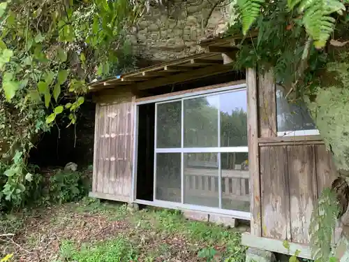 石像釈迦立像のその他建物