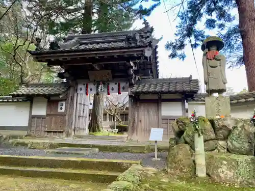 花蔵院の山門