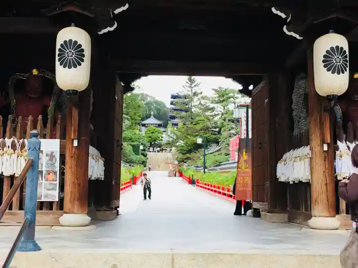 中山寺の山門・神門