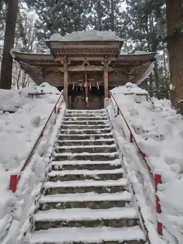 桜松神社の{uncategorized: "未分類", other: "その他", undefined: "問題あり", building: "その他建物", grave: "お墓", sacred_gate: "鳥居", guardian: "狛犬", statue: "像", buddha: "仏像", history: "歴史", nature: "自然", garden: "庭園", animal: "動物", pagoda: "塔", temizu: "手水舎", mountain_gate: "山門・神門", sanctuary: "本殿・本堂", subordinate: "末社・摂社", art: "芸術", scenery: "景色", jizo: "地蔵", ema: "絵馬", goshuin: "御朱印", omikuji: "おみくじ", items: "授与品その他", amulet: "お守り", goshuincho: "御朱印帳", eats: "食事", festival: "お祭り", votive_dance: "神楽", shichigosan: "七五三参", wedding: "結婚式", experience: "体験その他", initially: "初詣", around: "周辺", anti_infection: "感染症対策"}