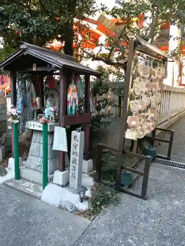 くまくま神社(導きの社 熊野町熊野神社)の{uncategorized: "未分類", other: "その他", undefined: "問題あり", building: "その他建物", grave: "お墓", sacred_gate: "鳥居", guardian: "狛犬", statue: "像", buddha: "仏像", history: "歴史", nature: "自然", garden: "庭園", animal: "動物", pagoda: "塔", temizu: "手水舎", mountain_gate: "山門・神門", sanctuary: "本殿・本堂", subordinate: "末社・摂社", art: "芸術", scenery: "景色", jizo: "地蔵", ema: "絵馬", goshuin: "御朱印", omikuji: "おみくじ", items: "授与品その他", amulet: "お守り", goshuincho: "御朱印帳", eats: "食事", festival: "お祭り", votive_dance: "神楽", shichigosan: "七五三参", wedding: "結婚式", experience: "体験その他", initially: "初詣", around: "周辺", anti_infection: "感染症対策"}
