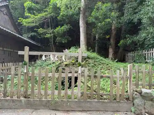 熊野三所神社の{uncategorized: "未分類", other: "その他", undefined: "問題あり", building: "その他建物", grave: "お墓", sacred_gate: "鳥居", guardian: "狛犬", statue: "像", buddha: "仏像", history: "歴史", nature: "自然", garden: "庭園", animal: "動物", pagoda: "塔", temizu: "手水舎", mountain_gate: "山門・神門", sanctuary: "本殿・本堂", subordinate: "末社・摂社", art: "芸術", scenery: "景色", jizo: "地蔵", ema: "絵馬", goshuin: "御朱印", omikuji: "おみくじ", items: "授与品その他", amulet: "お守り", goshuincho: "御朱印帳", eats: "食事", festival: "お祭り", votive_dance: "神楽", shichigosan: "七五三参", wedding: "結婚式", experience: "体験その他", initially: "初詣", around: "周辺", anti_infection: "感染症対策"}