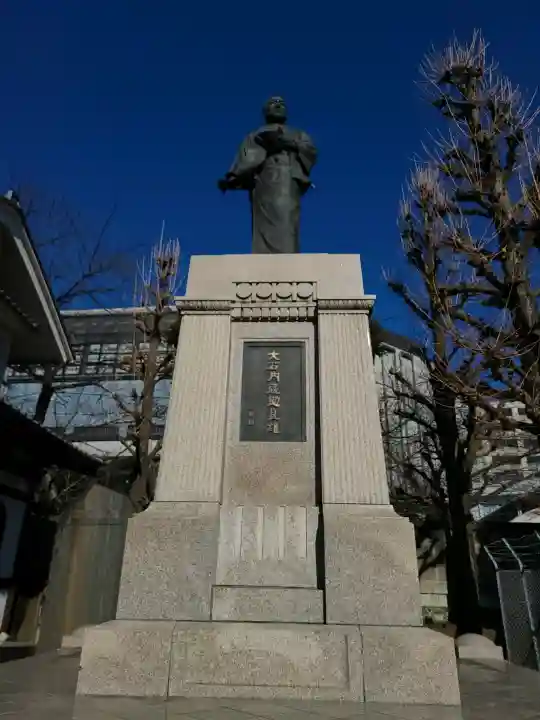 泉岳寺の{uncategorized: "未分類", other: "その他", undefined: "問題あり", building: "その他建物", grave: "お墓", sacred_gate: "鳥居", guardian: "狛犬", statue: "像", buddha: "仏像", history: "歴史", nature: "自然", garden: "庭園", animal: "動物", pagoda: "塔", temizu: "手水舎", mountain_gate: "山門・神門", sanctuary: "本殿・本堂", subordinate: "末社・摂社", art: "芸術", scenery: "景色", jizo: "地蔵", ema: "絵馬", goshuin: "御朱印", omikuji: "おみくじ", items: "授与品その他", amulet: "お守り", goshuincho: "御朱印帳", eats: "食事", festival: "お祭り", votive_dance: "神楽", shichigosan: "七五三参", wedding: "結婚式", experience: "体験その他", initially: "初詣", around: "周辺", anti_infection: "感染症対策"}