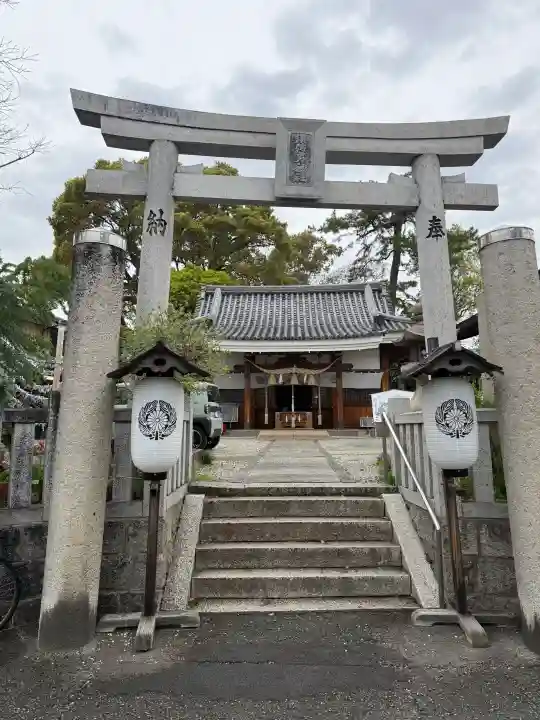 水堂須佐男神社の{uncategorized: "未分類", other: "その他", undefined: "問題あり", building: "その他建物", grave: "お墓", sacred_gate: "鳥居", guardian: "狛犬", statue: "像", buddha: "仏像", history: "歴史", nature: "自然", garden: "庭園", animal: "動物", pagoda: "塔", temizu: "手水舎", mountain_gate: "山門・神門", sanctuary: "本殿・本堂", subordinate: "末社・摂社", art: "芸術", scenery: "景色", jizo: "地蔵", ema: "絵馬", goshuin: "御朱印", omikuji: "おみくじ", items: "授与品その他", amulet: "お守り", goshuincho: "御朱印帳", eats: "食事", festival: "お祭り", votive_dance: "神楽", shichigosan: "七五三参", wedding: "結婚式", experience: "体験その他", initially: "初詣", around: "周辺", anti_infection: "感染症対策"}