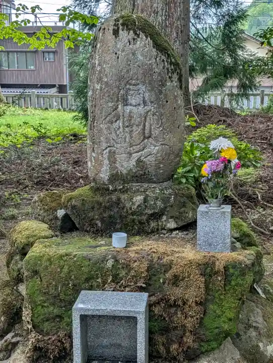雄山神社中宮祈願殿の{uncategorized: "未分類", other: "その他", undefined: "問題あり", building: "その他建物", grave: "お墓", sacred_gate: "鳥居", guardian: "狛犬", statue: "像", buddha: "仏像", history: "歴史", nature: "自然", garden: "庭園", animal: "動物", pagoda: "塔", temizu: "手水舎", mountain_gate: "山門・神門", sanctuary: "本殿・本堂", subordinate: "末社・摂社", art: "芸術", scenery: "景色", jizo: "地蔵", ema: "絵馬", goshuin: "御朱印", omikuji: "おみくじ", items: "授与品その他", amulet: "お守り", goshuincho: "御朱印帳", eats: "食事", festival: "お祭り", votive_dance: "神楽", shichigosan: "七五三参", wedding: "結婚式", experience: "体験その他", initially: "初詣", around: "周辺", anti_infection: "感染症対策"}