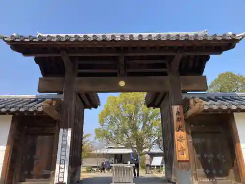 大安寺の山門