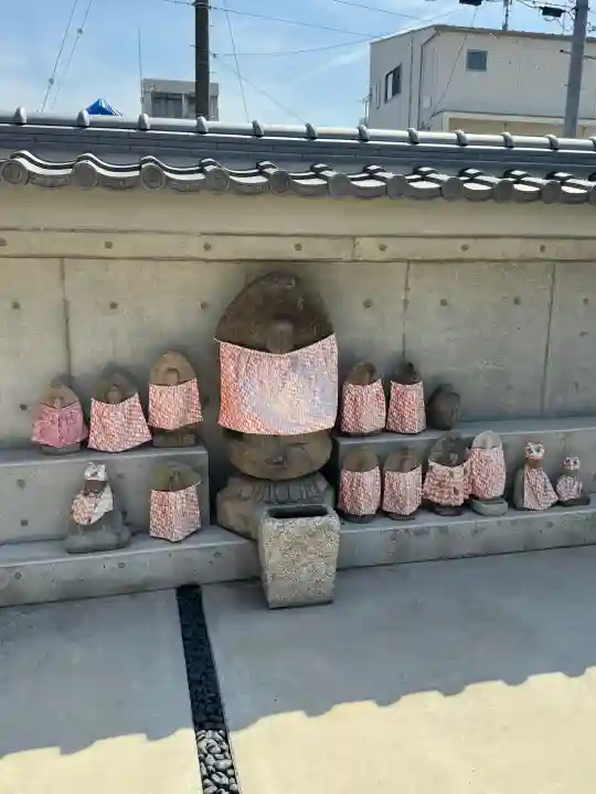 長栄寺の{uncategorized: "未分類", other: "その他", undefined: "問題あり", building: "その他建物", grave: "お墓", sacred_gate: "鳥居", guardian: "狛犬", statue: "像", buddha: "仏像", history: "歴史", nature: "自然", garden: "庭園", animal: "動物", pagoda: "塔", temizu: "手水舎", mountain_gate: "山門・神門", sanctuary: "本殿・本堂", subordinate: "末社・摂社", art: "芸術", scenery: "景色", jizo: "地蔵", ema: "絵馬", goshuin: "御朱印", omikuji: "おみくじ", items: "授与品その他", amulet: "お守り", goshuincho: "御朱印帳", eats: "食事", festival: "お祭り", votive_dance: "神楽", shichigosan: "七五三参", wedding: "結婚式", experience: "体験その他", initially: "初詣", around: "周辺", anti_infection: "感染症対策"}