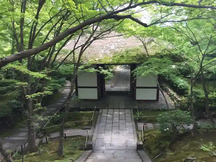 常寂光寺の山門・神門