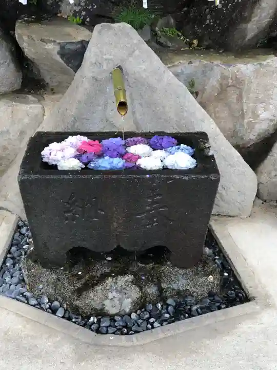 差出磯大嶽山神社 仕事と健康と厄よけの神さまの手水舎