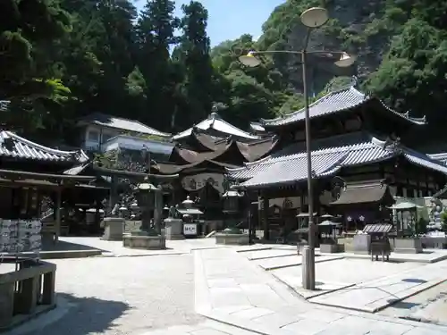 宝山寺の本殿・本堂