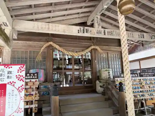 井伊谷宮の{uncategorized: "未分類", other: "その他", undefined: "問題あり", building: "その他建物", grave: "お墓", sacred_gate: "鳥居", guardian: "狛犬", statue: "像", buddha: "仏像", history: "歴史", nature: "自然", garden: "庭園", animal: "動物", pagoda: "塔", temizu: "手水舎", mountain_gate: "山門・神門", sanctuary: "本殿・本堂", subordinate: "末社・摂社", art: "芸術", scenery: "景色", jizo: "地蔵", ema: "絵馬", goshuin: "御朱印", omikuji: "おみくじ", items: "授与品その他", amulet: "お守り", goshuincho: "御朱印帳", eats: "食事", festival: "お祭り", votive_dance: "神楽", shichigosan: "七五三参", wedding: "結婚式", experience: "体験その他", initially: "初詣", around: "周辺", anti_infection: "感染症対策"}