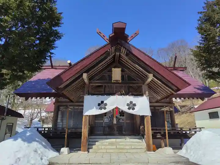 新得神社の本殿・本堂
