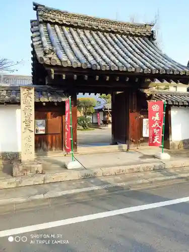 覺勝院（覚勝院）の山門